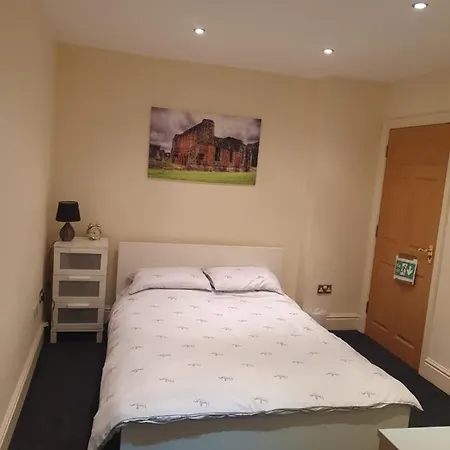 Spacious 2 Bed Next To Bae With Bath דירה