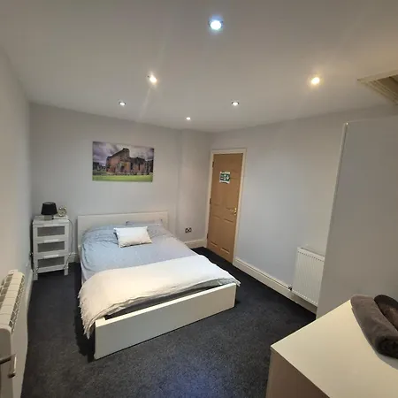 דירה Spacious 2 Bed Next To Bae With Bath