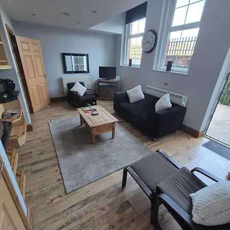 Spacious 2 Bed Next To Bae With Bath *