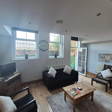 Spacious 2 Bed Next To Bae With Bath