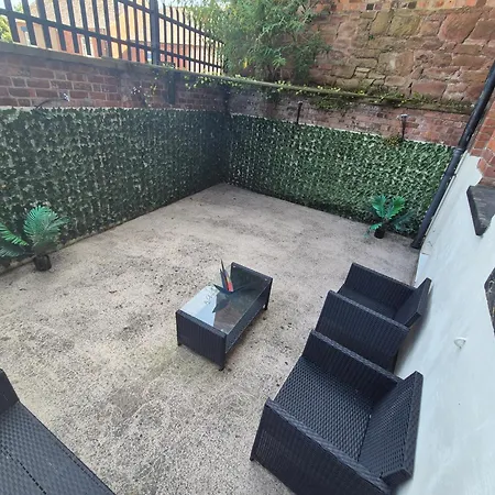 Spacious 2 Bed Next To Bae With Bath דירה *