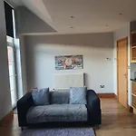 Apartment Spacious 2 Bed Next To Bae With Bath *