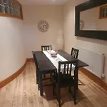 Spacious 2 Bed Next To Bae With Bath דירה *