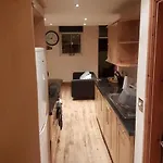 Spacious 2 Bed Next To Bae With Bath * בארו אין פרנס