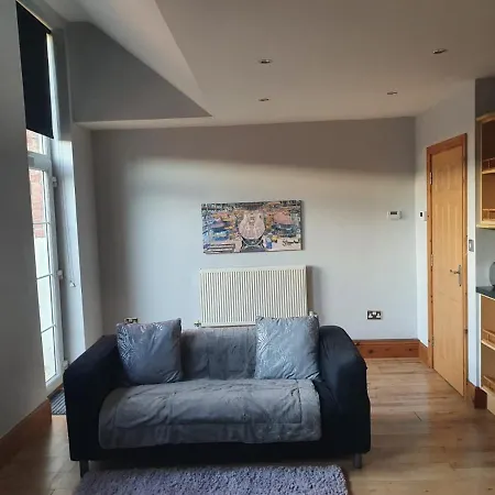 Apartment Spacious 2 Bed Next To Bae With Bath *