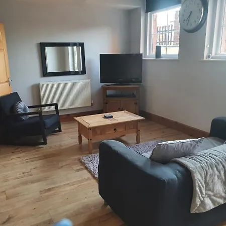 Spacious 2 Bed Next To Bae With Bath Διαμέρισμα