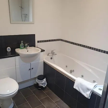 Spacious 2 Bed Next To Bae With Bath Daire *
