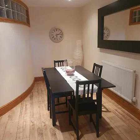 Spacious 2 Bed Next To Bae With Bath Daire *