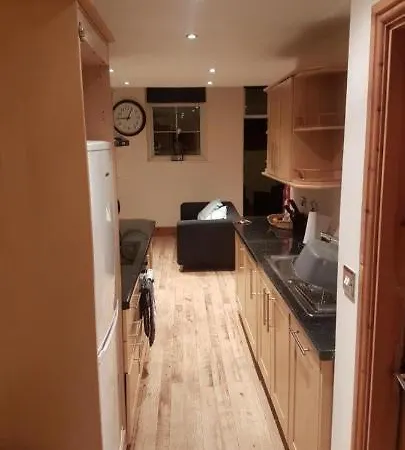 Spacious 2 Bed Next To Bae With Bath * 巴罗弗内斯