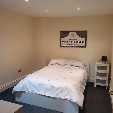 Apartment Spacious 2 Bed Next To Bae With Bath