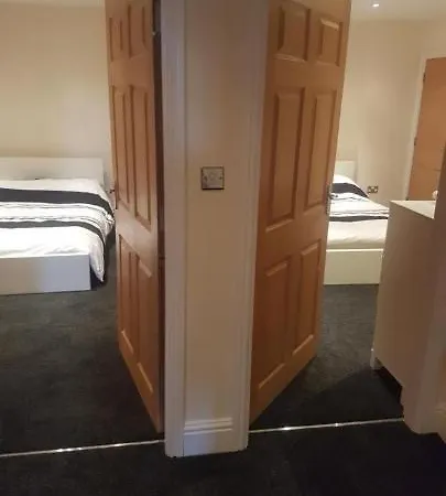 Appartement Spacious 2 Bed Next To Bae With Bath *