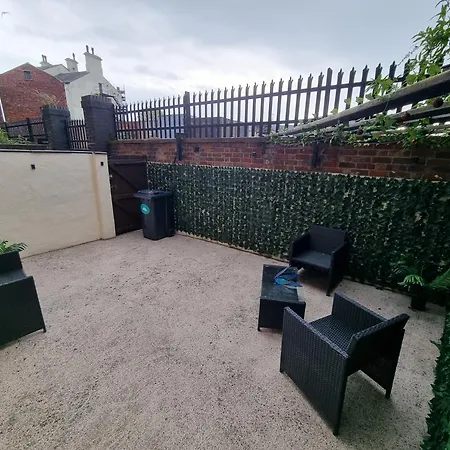 Spacious 2 Bed Next To Bae With Bath Daire