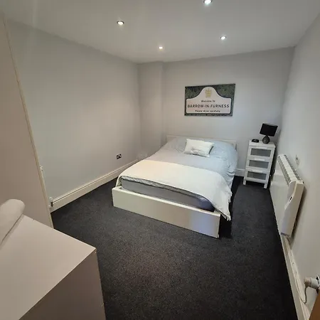 Spacious 2 Bed Next To Bae With Bath * 巴罗弗内斯